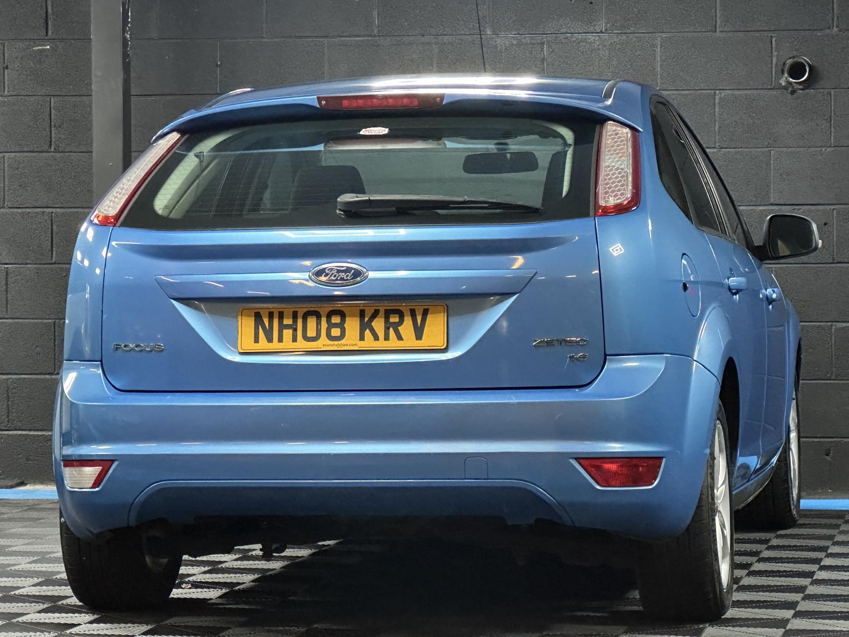 Ford Focus 1.6 Zetec Hatchback 5dr Petrol Automatic (184 g/km, 99 bhp)